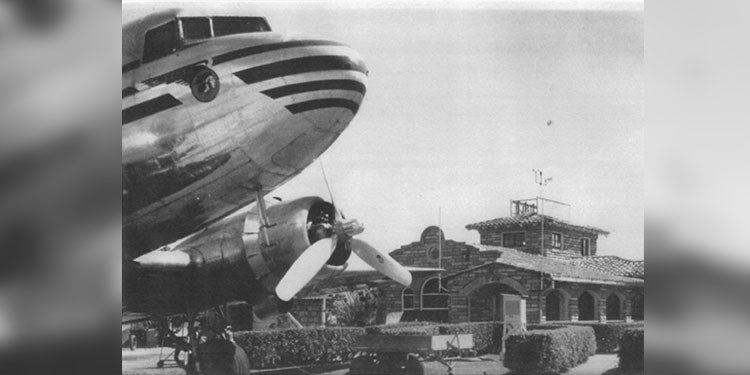 Un Douglas DC-3 de SAHSA estacionando frente a la antigua terminal de Toncontín.