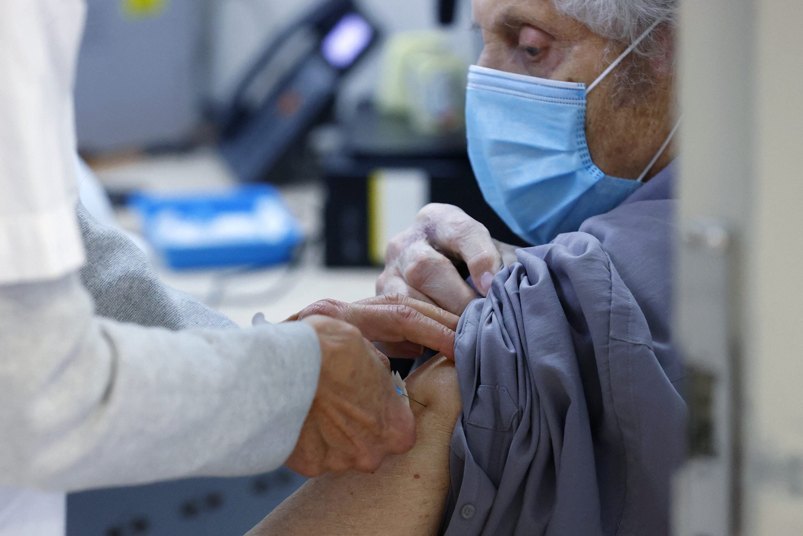Israel aprobó la vacunación para mayores de 60 años y personal de salud.