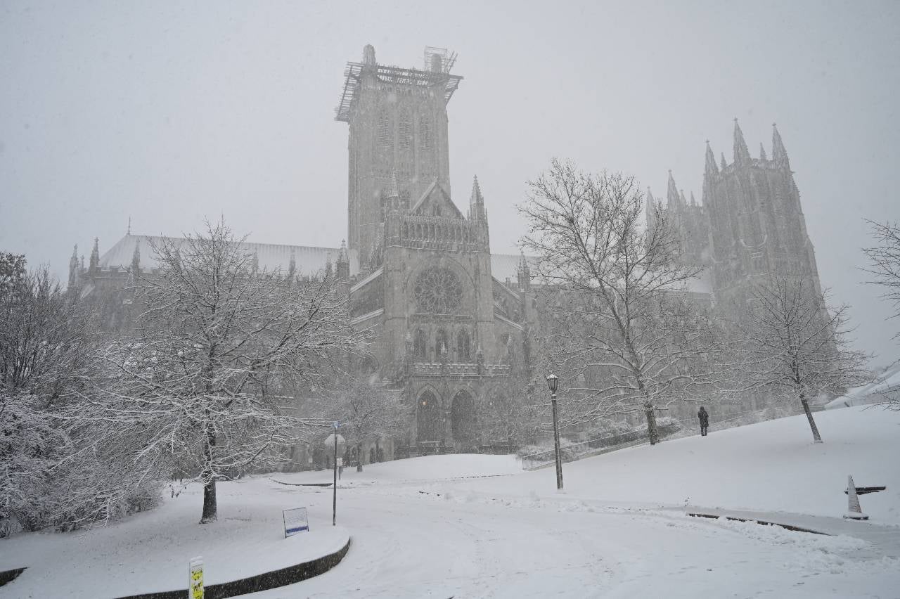 Asimismo, la Catedral Nacional de Washington quedó cubierta de nieve.