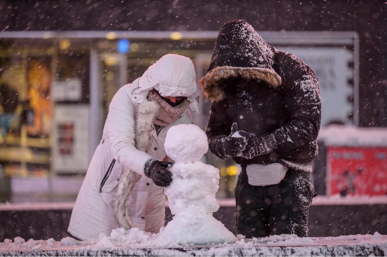 Estadounidenses construyen un muñeco de nieve en Times Square.
