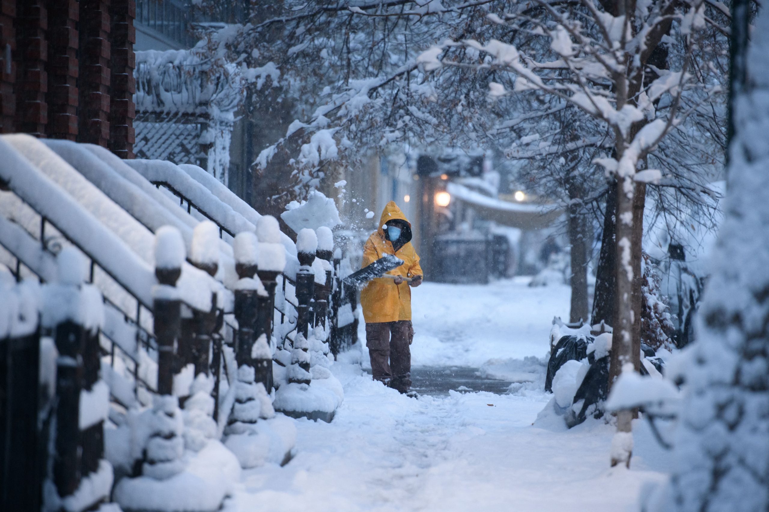 Un hombre palea nieve en una calle del distrito de Brooklyn de Nueva York.