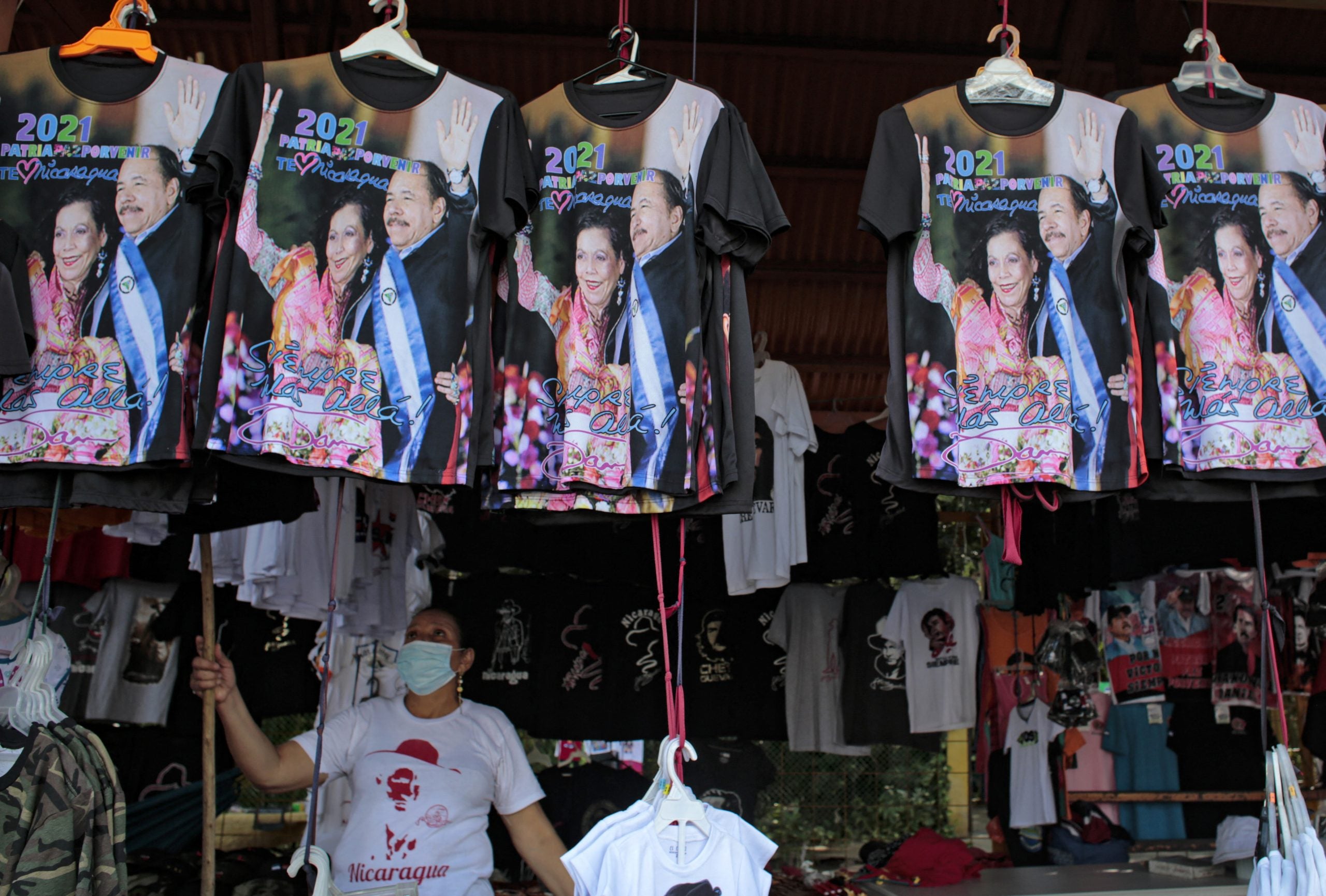 Un vendedor vende camisetas con la imagen del presidente de Nicaragua Daniel Ortega y su esposa.