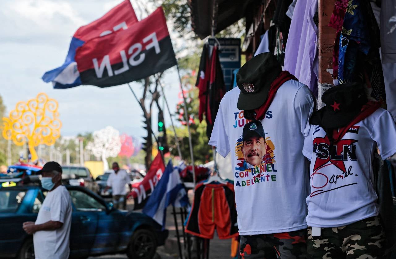 Una camiseta con la imagen del presidente de Nicaragua y otra con el logo de su partido el Frente Sandinista de Liberación Nacional (FSLN).