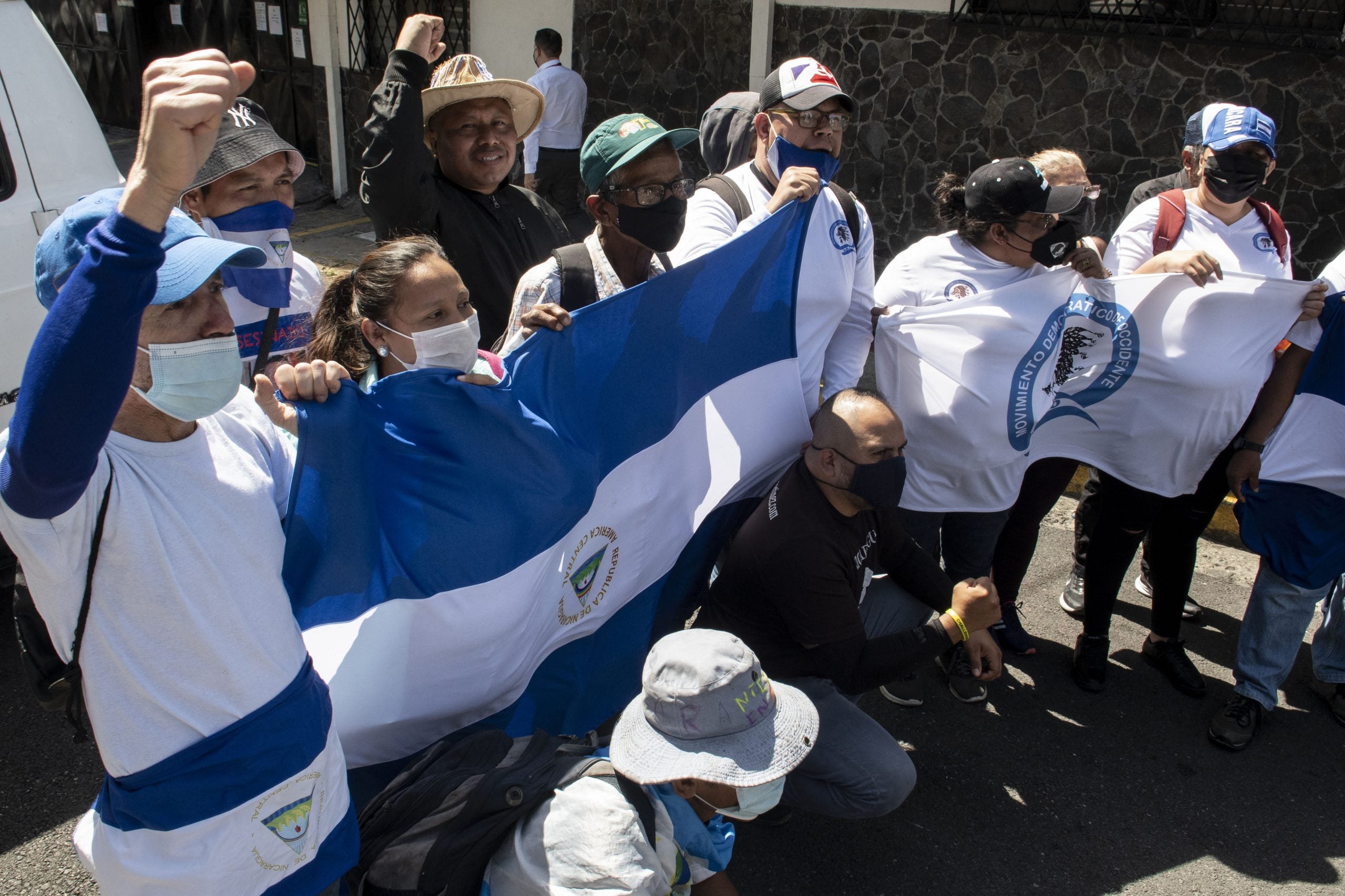 Nicaragüenses exiliados en Costa Rica participan en una manifestación frente a la embajada de Nicaragua en Costa Rica para oponerse a la toma de posesión de Ortega.