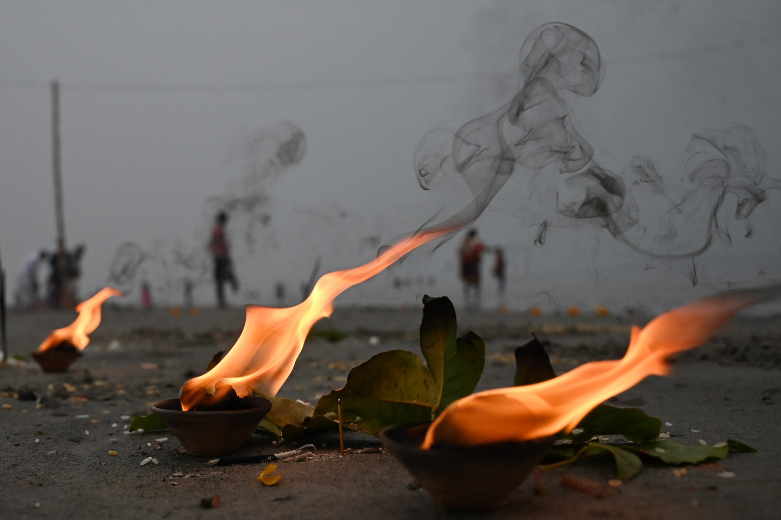Peregrinos hindúes realizan rituales después de darse un chapuzón sagrado.