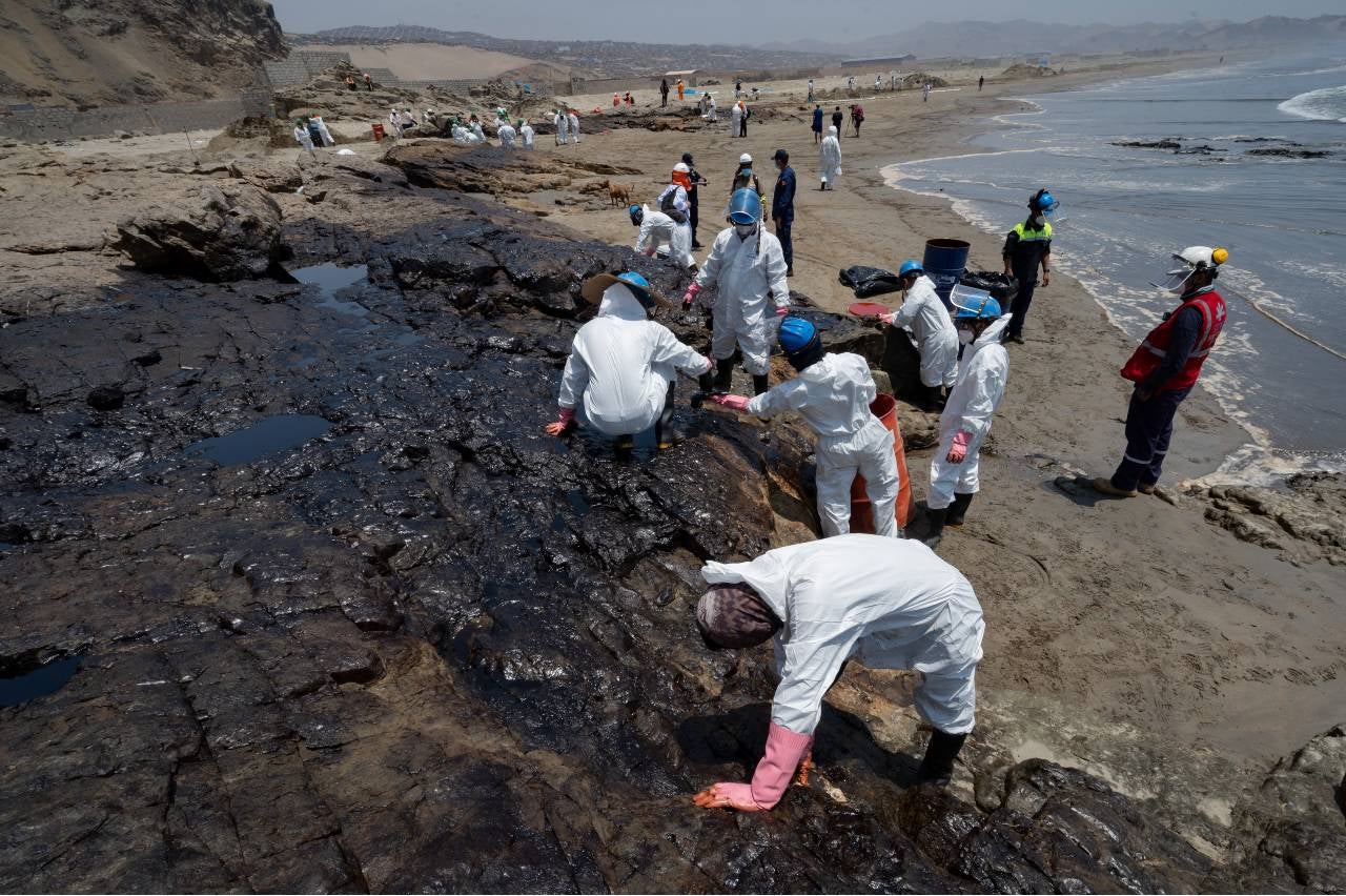 Hay tres playas cerradas en Perú por el derrame de petróleo.