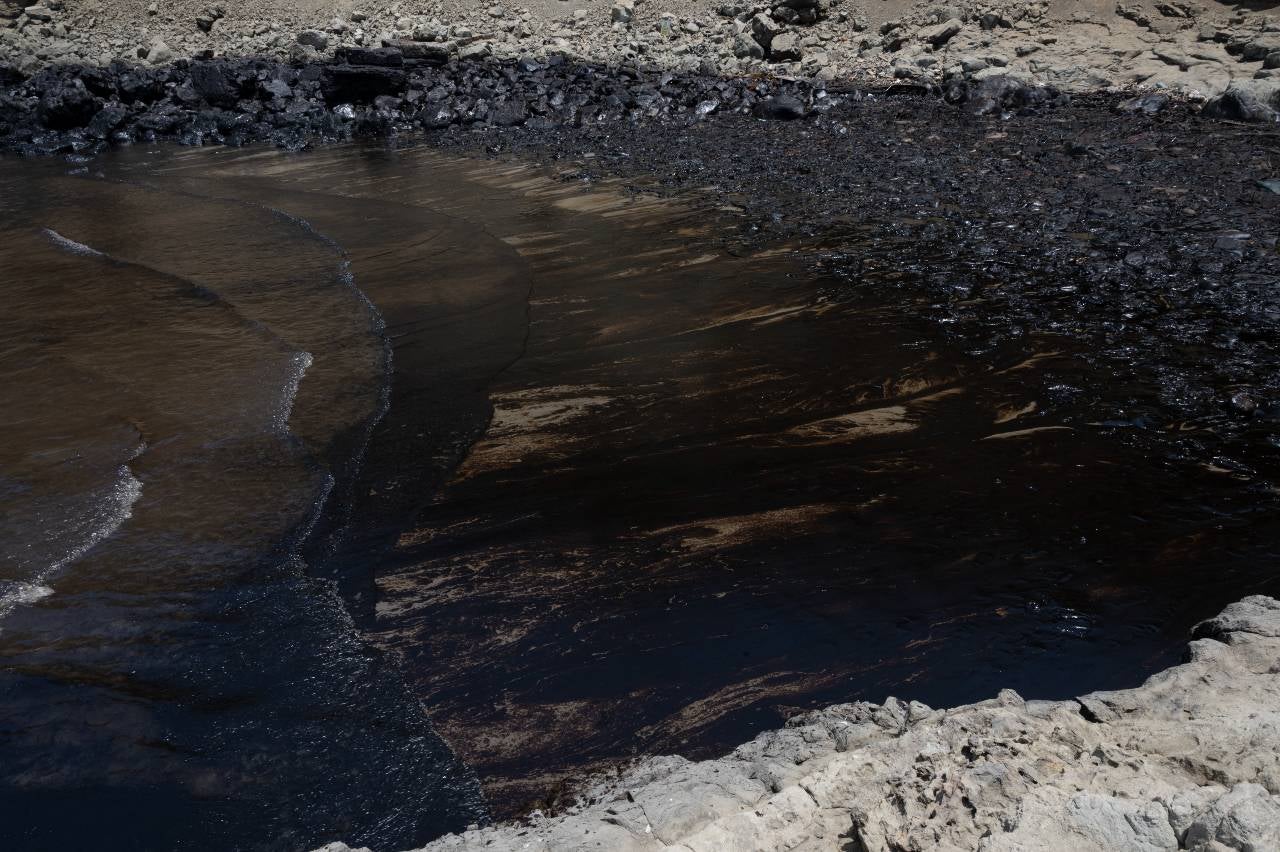 Un derrame de petróleo ocurrió durante el proceso de descarga de un tanque en la refinería La Pampilla.