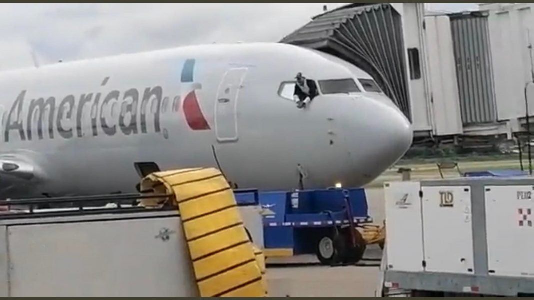 daños en avión por pasajero