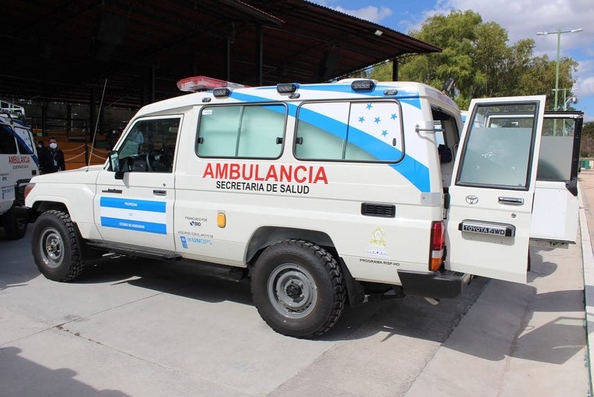 Gobierno entrega ambulancias