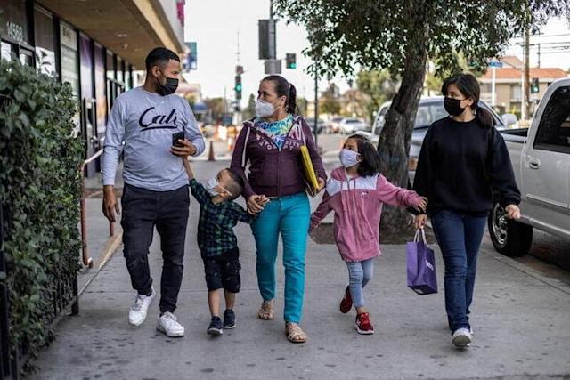 María caminando con su familia en las calles de Estados Unidos.