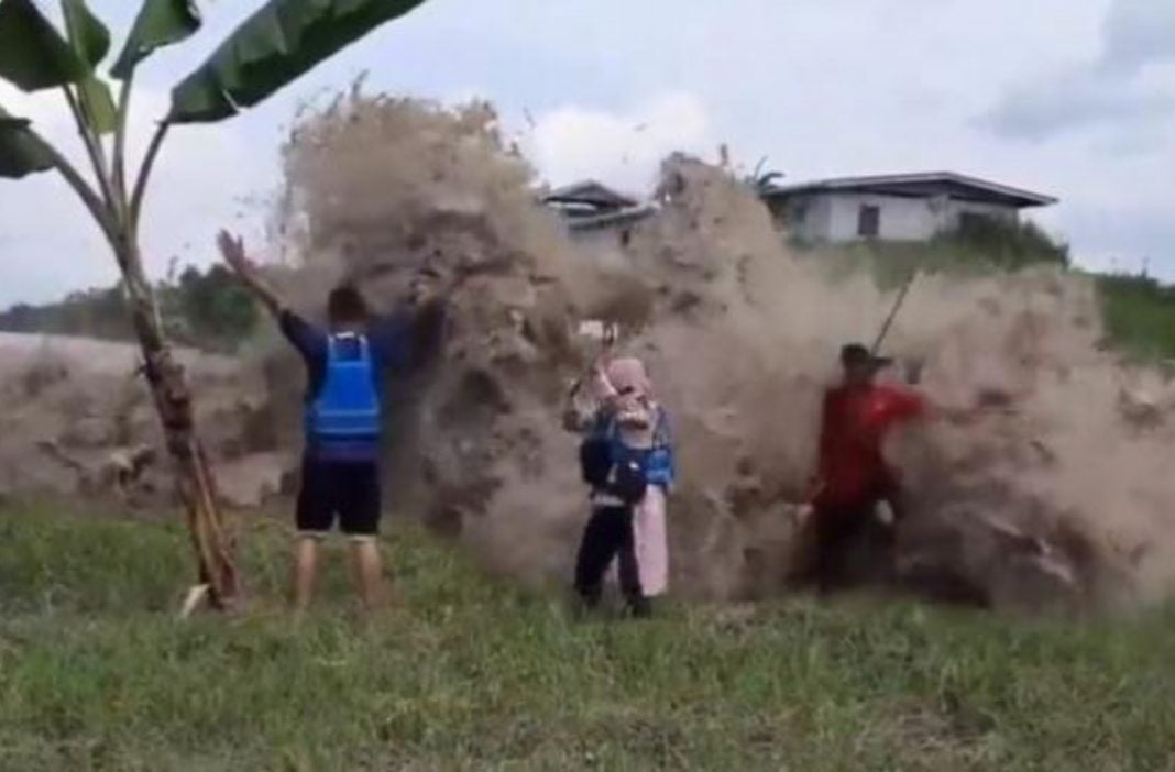 jóvenes graban tsunami en Tonga