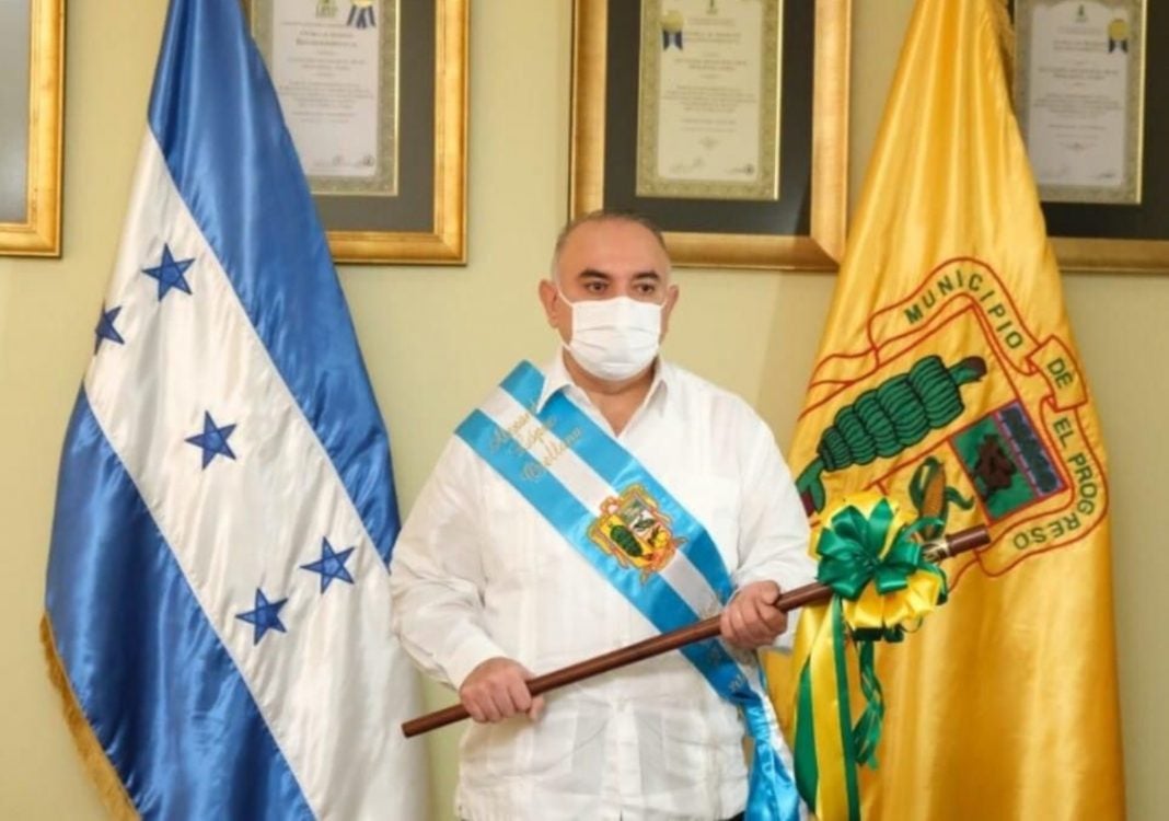 Alexander López toma posesión como alcalde