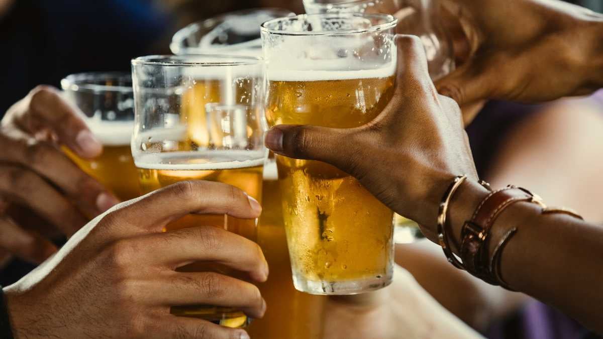 El consumo de alcohol en exceso puede aumentar problemas de salud.