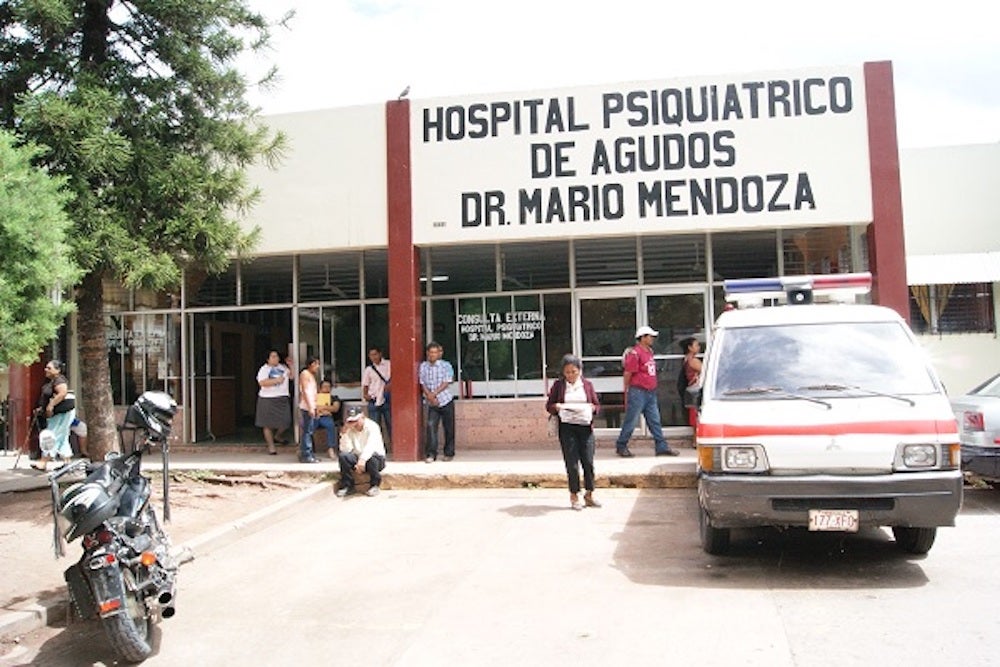 Paciente atado hospital Mario Mendoza