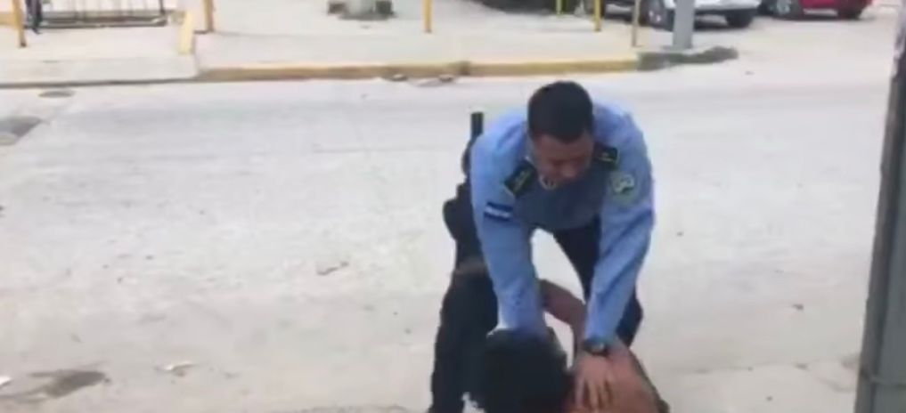 En el vídeo se ve que el policía le lanza una "patada" y le golpea el rostro.