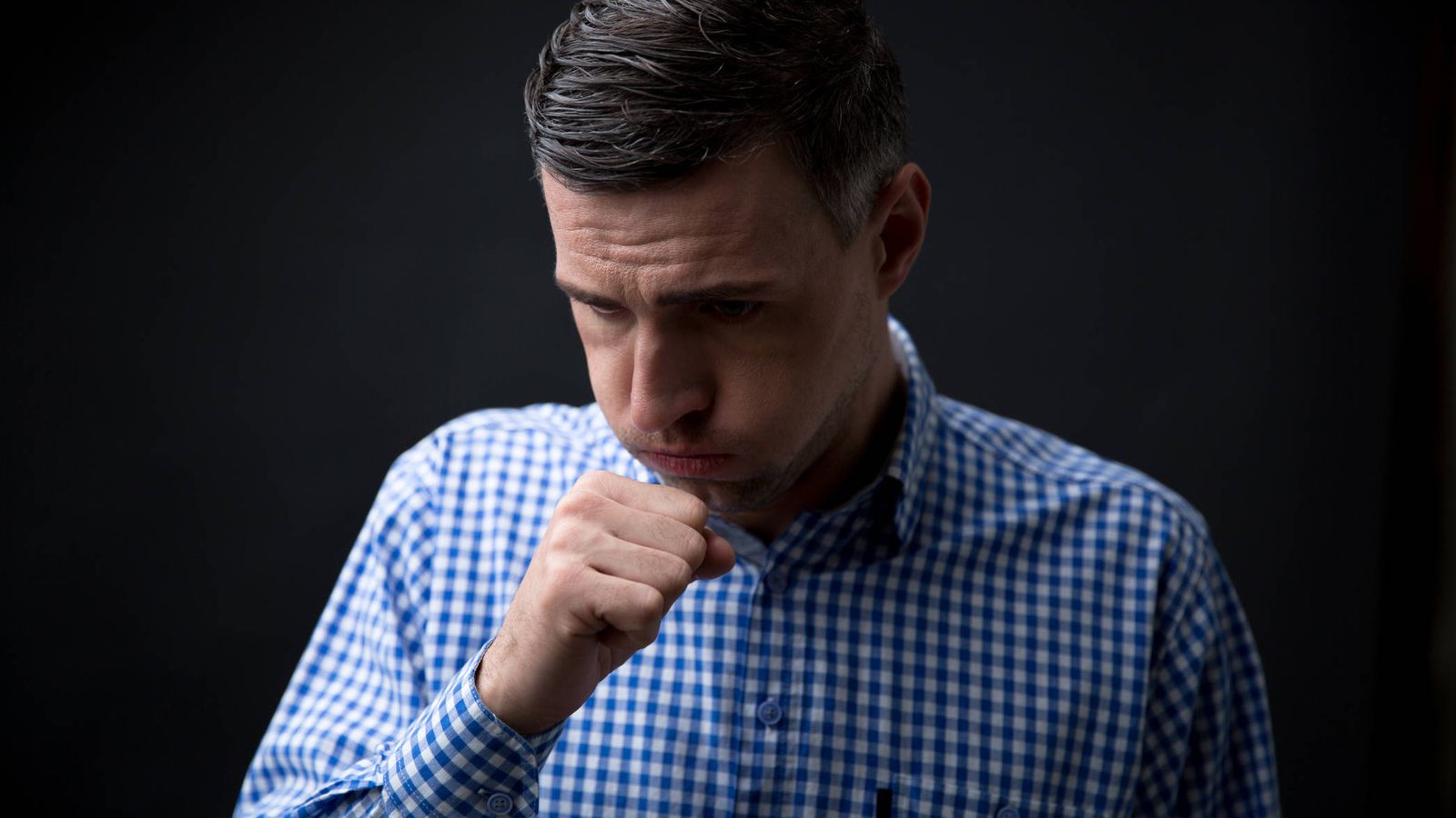 Hay que prestar atención al dolor de pecho y a los síntomas similares a la bronquitis severa (las molestias se extienden a los hombros o debajo de los brazos).