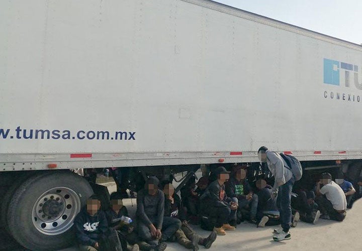 Migrantes hacinados en camión de México