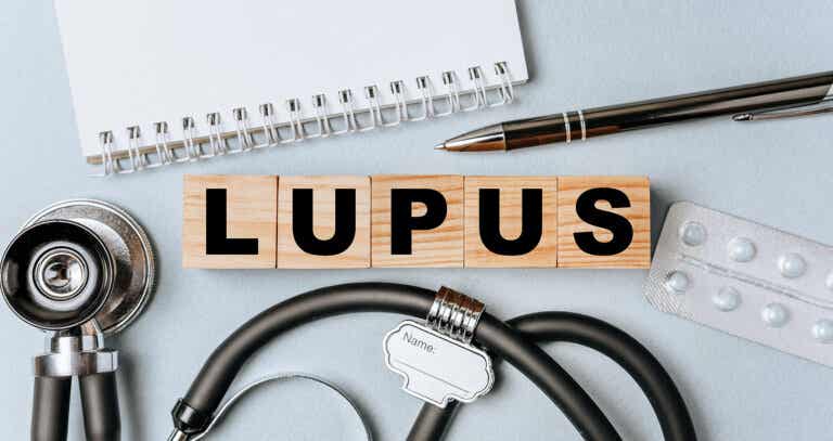 El lupus es una enfermedad crónica, sin embargo, puede cursar con periodos asintomáticos (que se denominan remisiones).