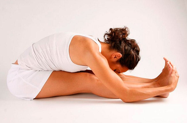 Esta postura funciona para tonificar la musculatura, fortalecer la zona de la espalda y relajar los órganos abdominales. 