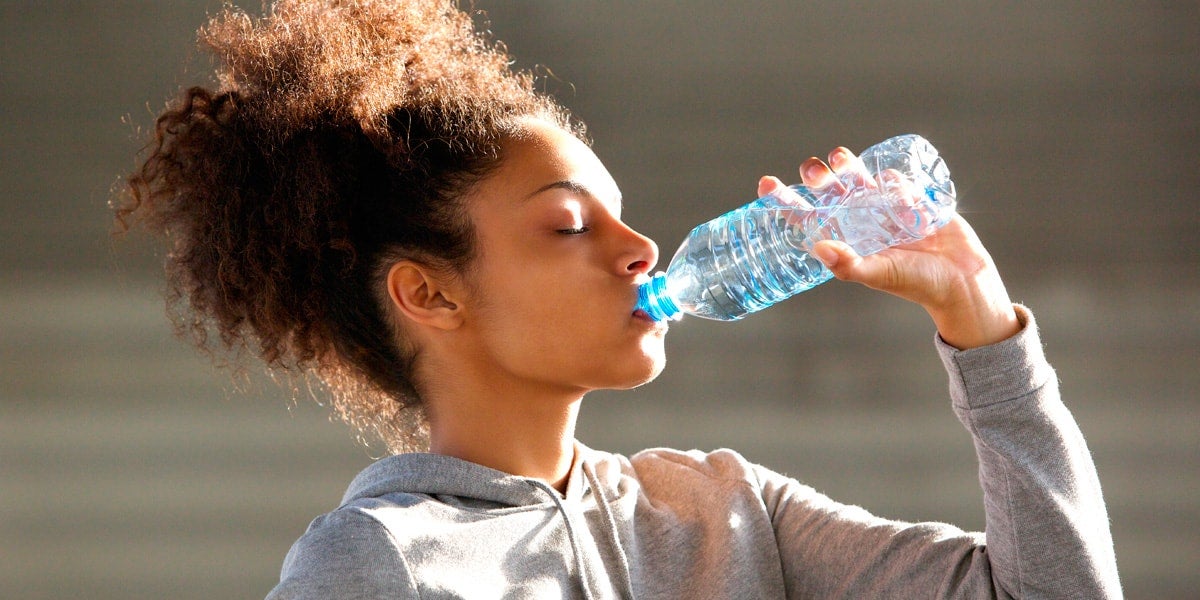 Si bebes 6 vasos de agua a lo largo del día, lo estás haciendo bien