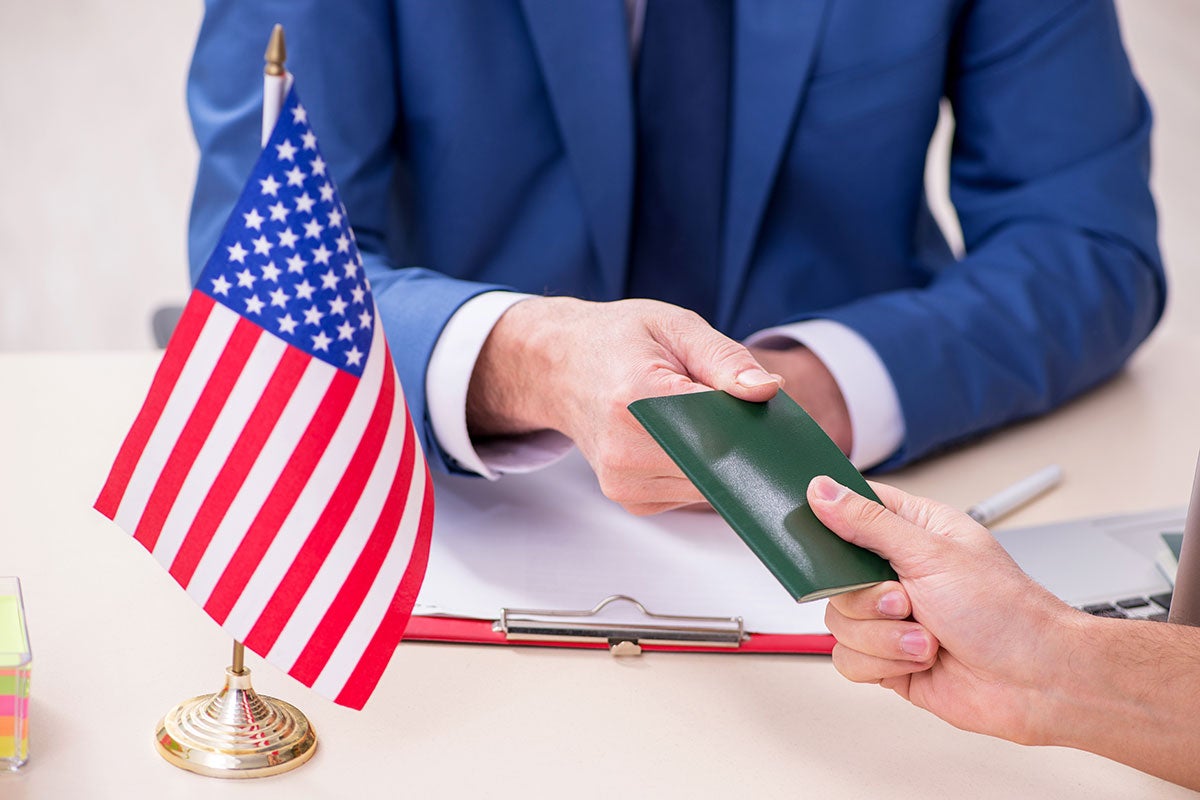 De acuerdo a la Embajada de EE.UU., en las redes algunas personas se dedican a prometer trabajos y visas falsas.