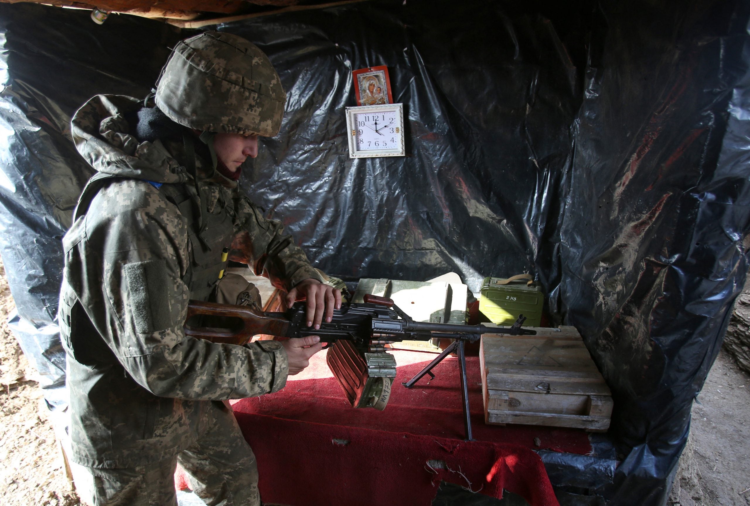 Un militar ucraniano revisa su arma en la línea del frente con los separatistas respaldados por Rusia.