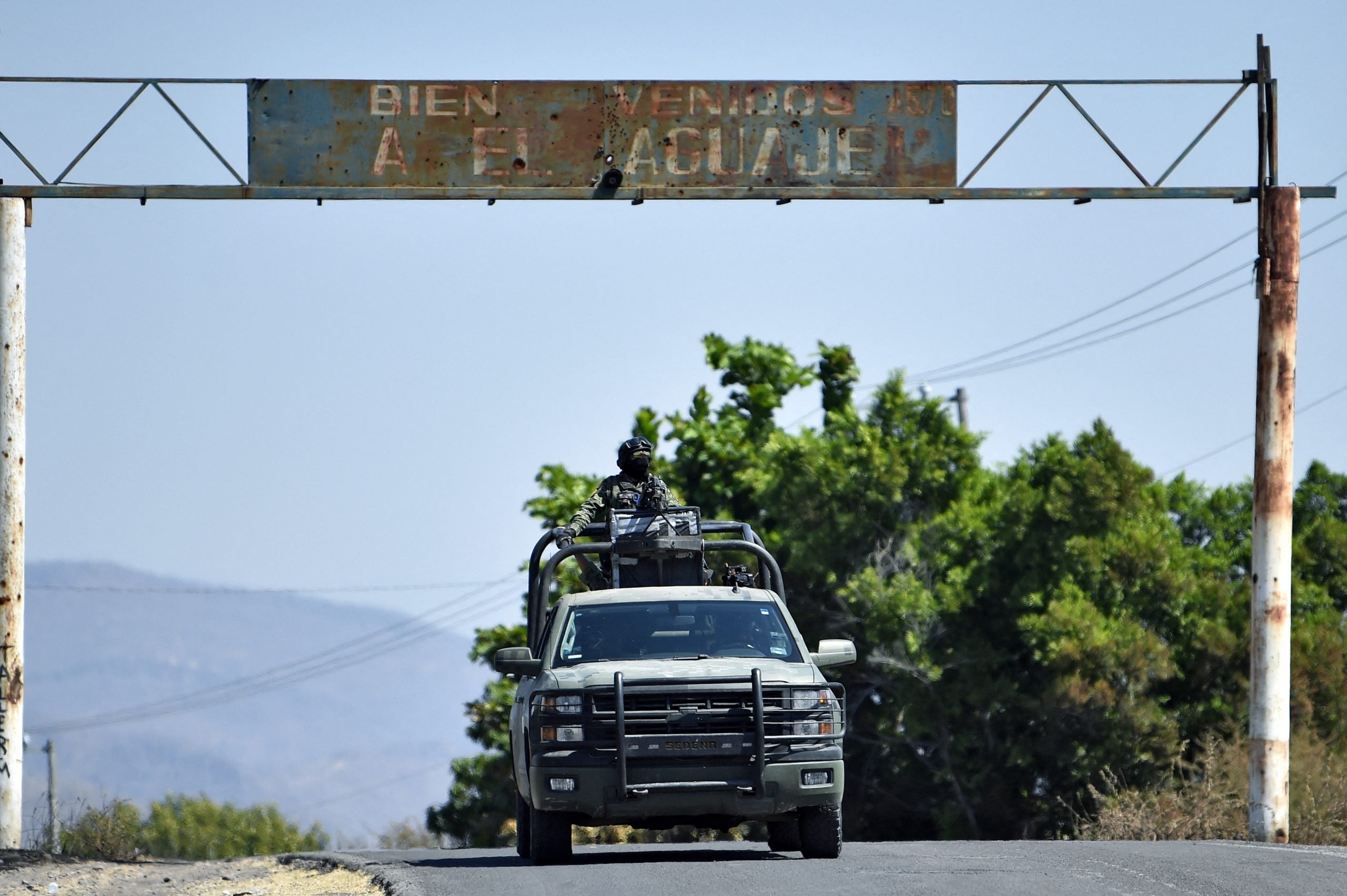 Soldados del 3er Batallón de Infantería del Ejército Mexicano patrullan la comunidad de El Aguaje.