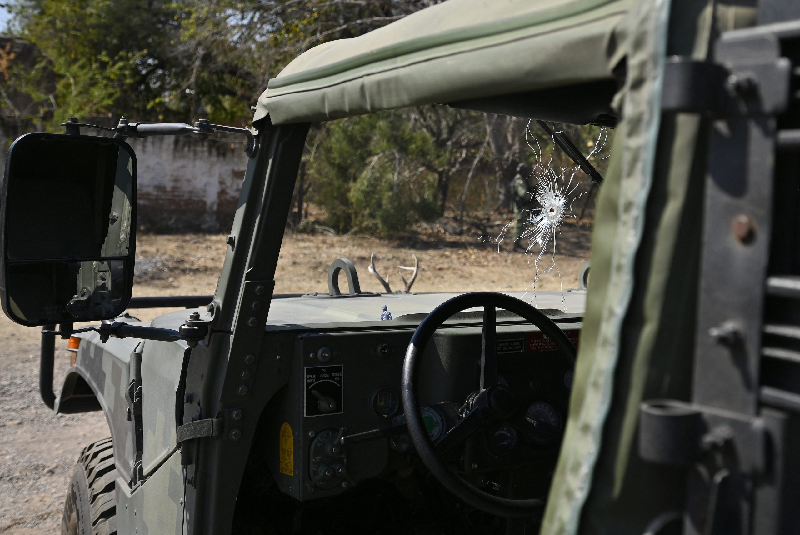 Vista del impacto de bala en un vehículo militar estacionado en la comunidad de Naranjo de Chila.