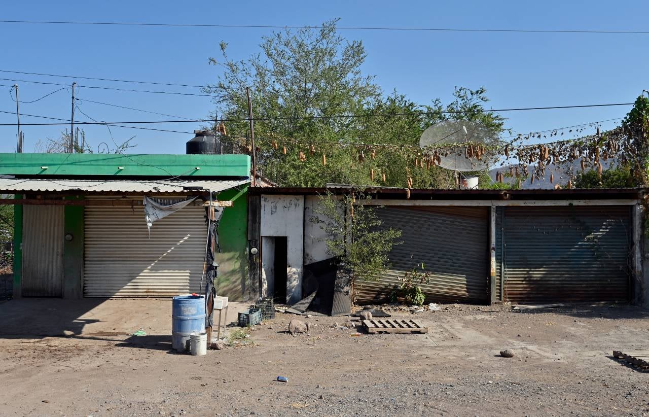 Vista de una casa que fue abandonada por una ola de violencia entre diferentes cárteles de la droga en la comunidad de El Aguaje.