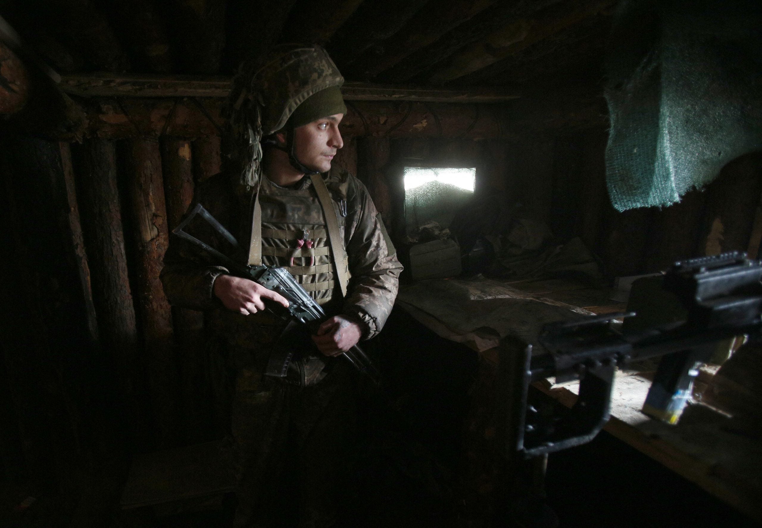 Un militar ucraniano vigila una posición en la línea del frente cerca de la ciudad de Lugansk, en el este de Ucrania.