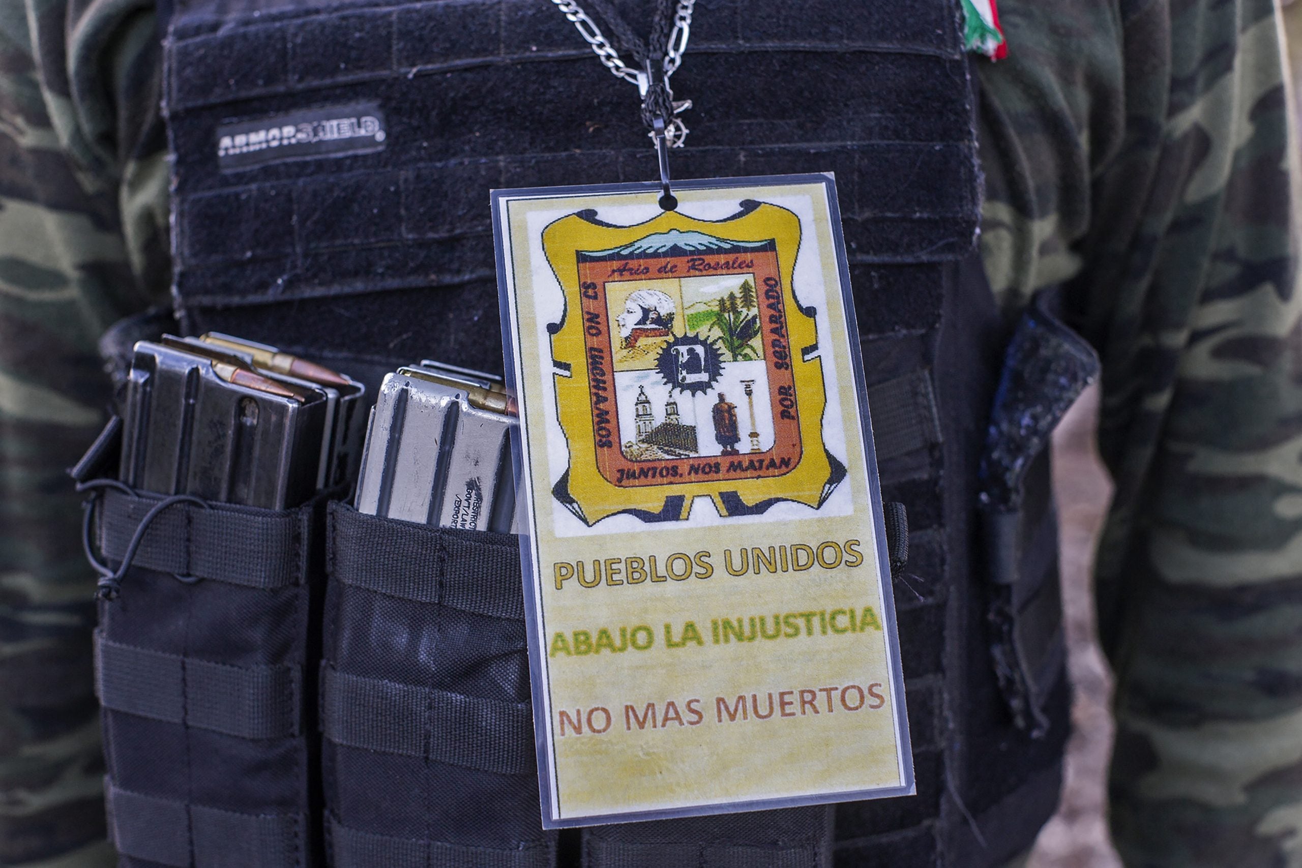 Vista de la insignia de un miembro del grupo de autodefensa Pueblos Unidos.
