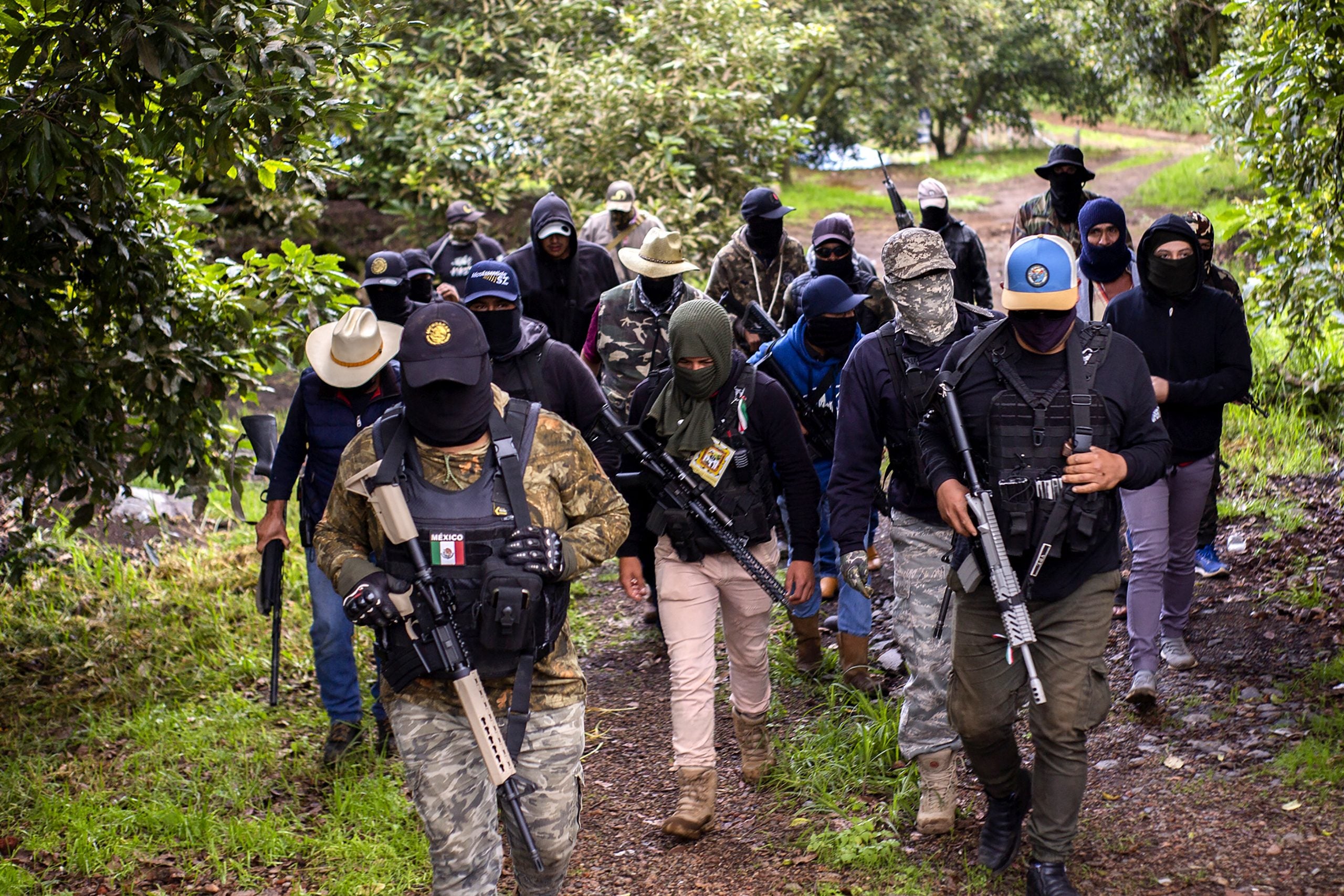 Integrantes del grupo de autodefensa Pueblos Unidos realizan labores de guardia en protección de plantaciones de aguacate.