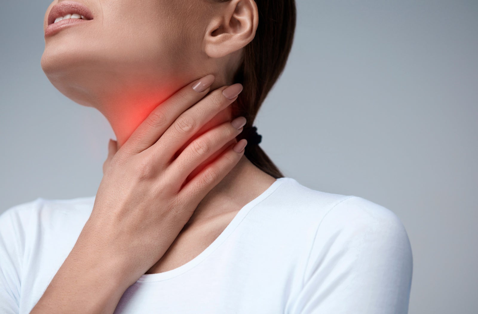 En menor frecuencia, tanto el virus del sarampión como el virus de la inmunodeficiencia humana pueden causar pus en la garganta.
