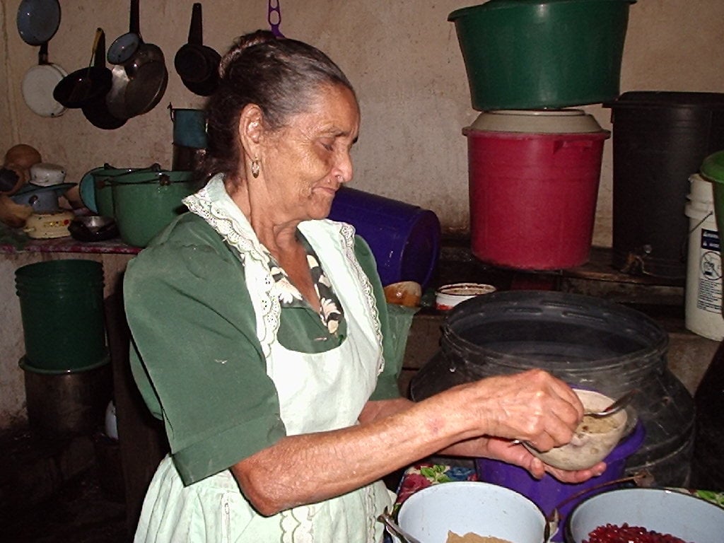 Doña Toya, le ponía frijoles "parados" al atol chuco que hacía.