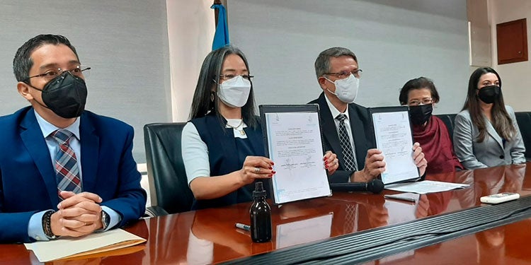 Firma del convenio entre la SESAL y el CNA.