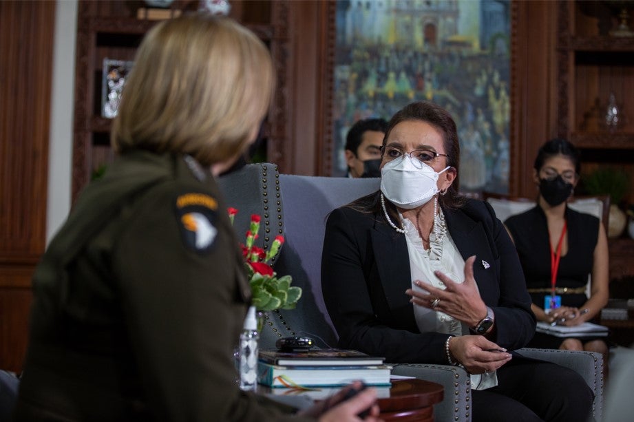 Presidenta Xiomara Castro conversando con la Comandante Laura Richardson