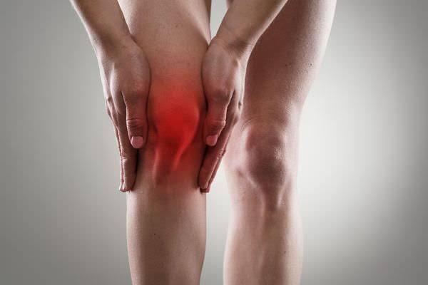 Los chasquidos en la rodilla son otro síntoma a los que debes prestar atención.
