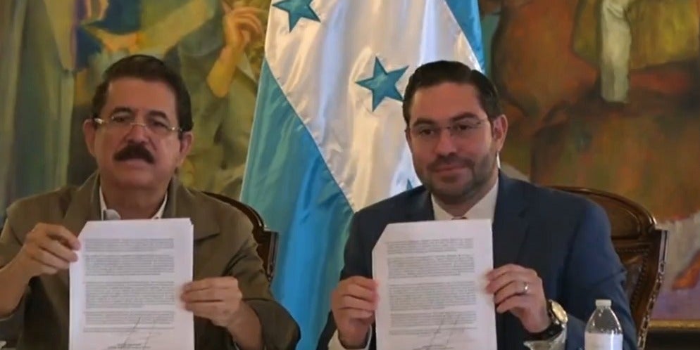 Jorge Cálix firma acuerdo