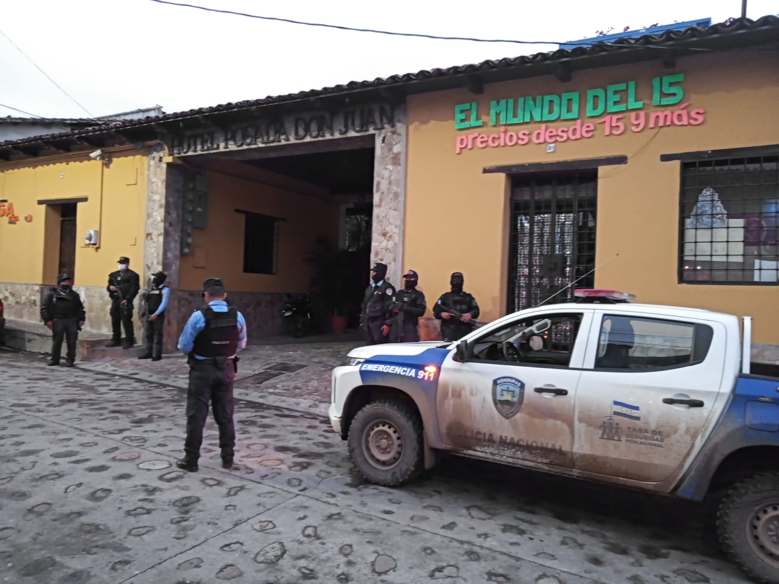 Elementos policiales resguardan en las afueras del Hotel Posada Don Juan en Gracias, Lempira.