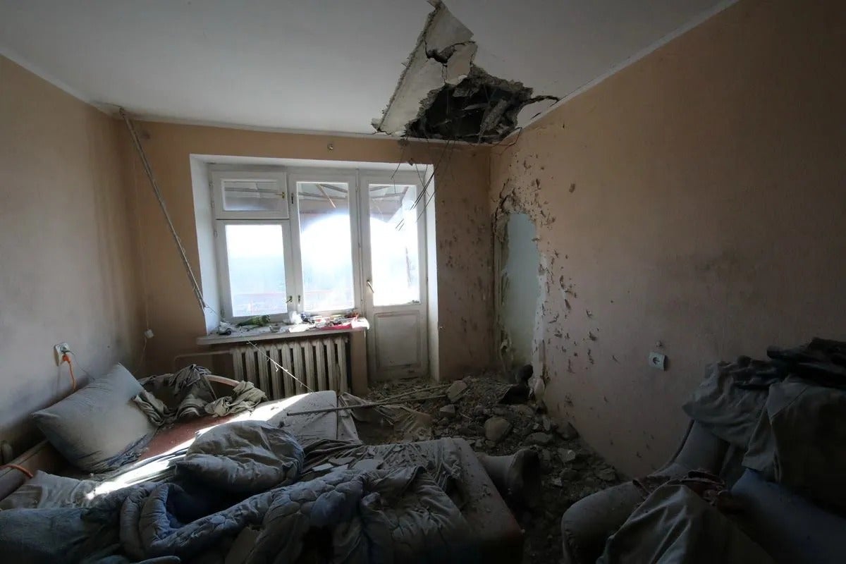 El interior de un departamento en la ciudad de Kharkiv tras los ataques de Rusia.