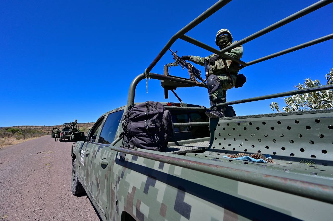 Soldados mexicanos patrullan caminos ante el aumento de la violencia en el municipio de Jerez de García Salinas.