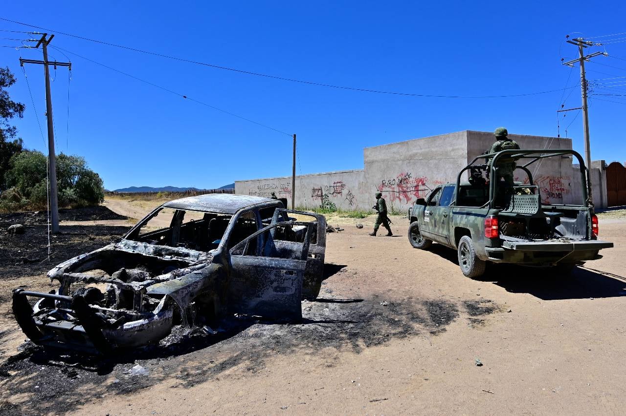 Se ve un camión en llamas cuando soldados mexicanos llegan al pueblo de Palmas Altas.