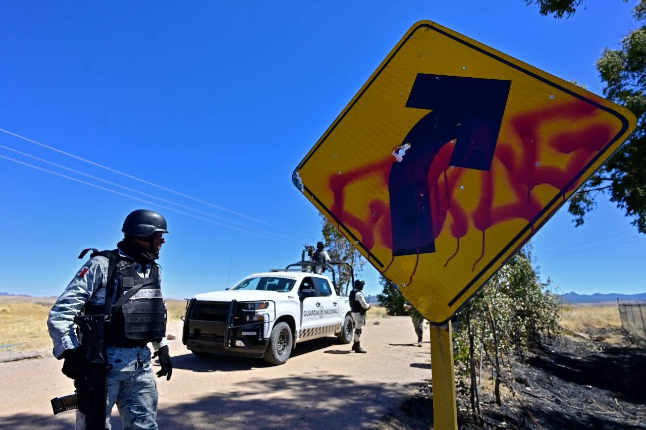 Miembros de la Guardia Nacional mexicana aseguran la entrada del pueblo de Palmas Altas.