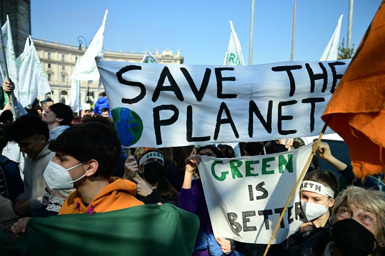 Además, portan carteles con frases como "salven el planeta" y "el verde es mejor".