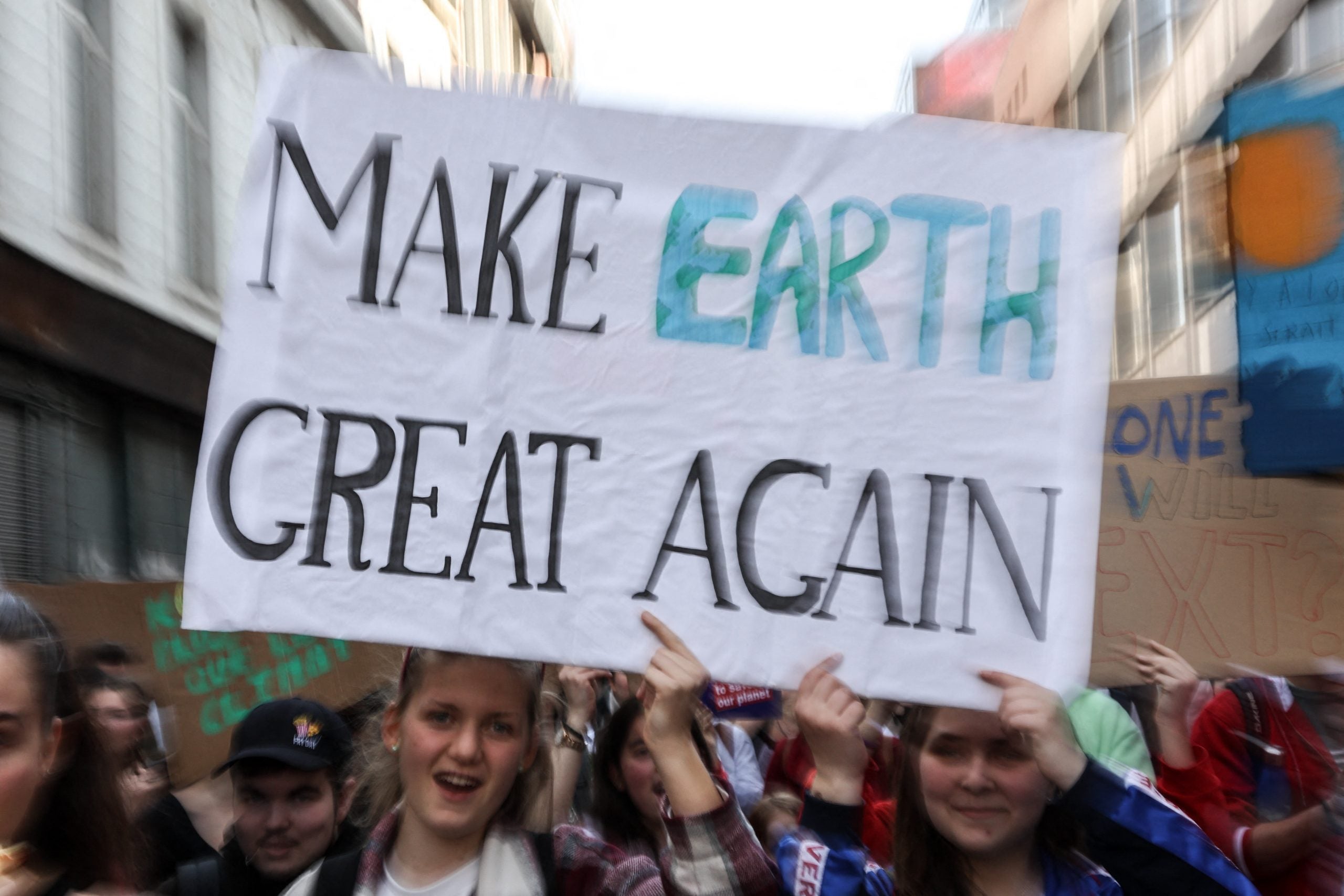 Protestantes exigiendo actuar para salvar el planeta tierra.