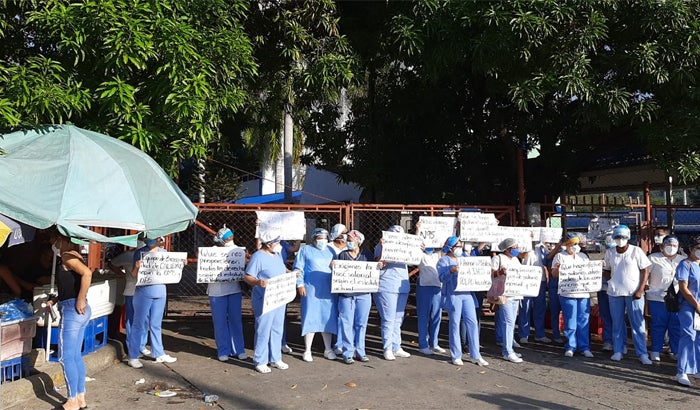 Protestas por pagos de médicos