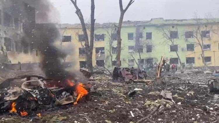 Tropas rusas bombardean hospital infantil en Mariúpol, Ucrania.