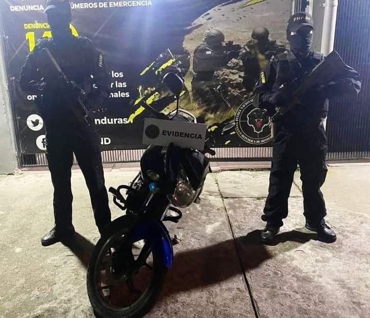 Las autoridades les incautaron dos motocicletas, que supuestamente eran las que usaban para cometer los ilícitos.