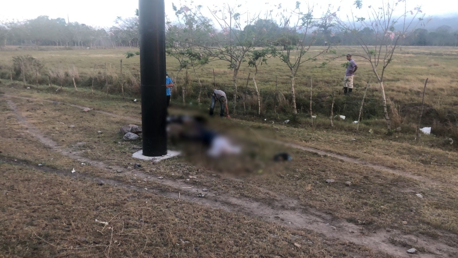 El cuerpo de la víctima quedó a un lado de la carretera.