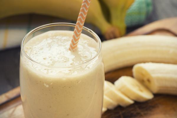 El batido de plátano y avena es muy nutritivo y posee un gran índice de proteínas, gracias a la levadura de cerveza y a la leche que lo acompañan.